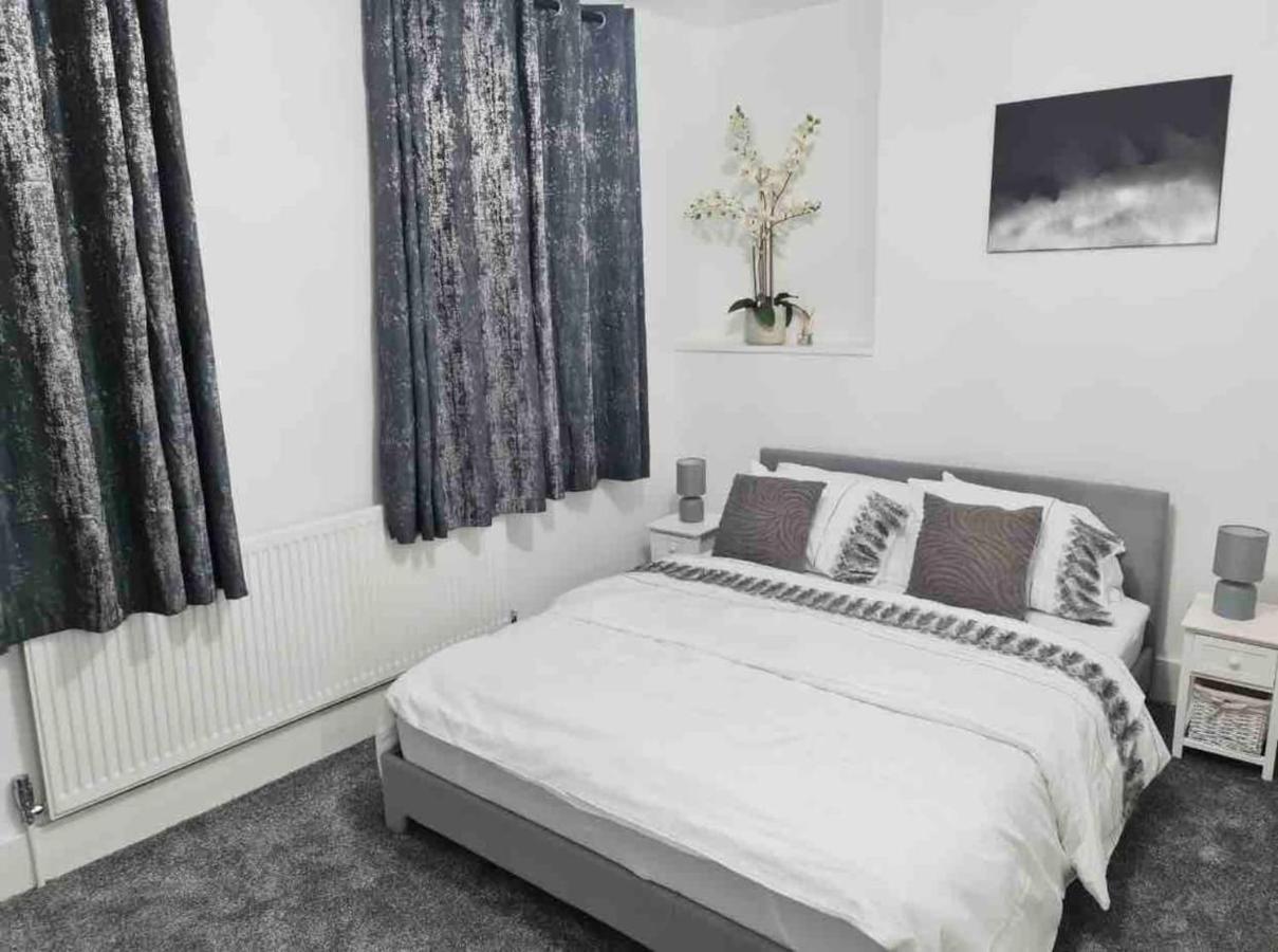 L A Place Croydon, London Villa Norwood Buitenkant foto