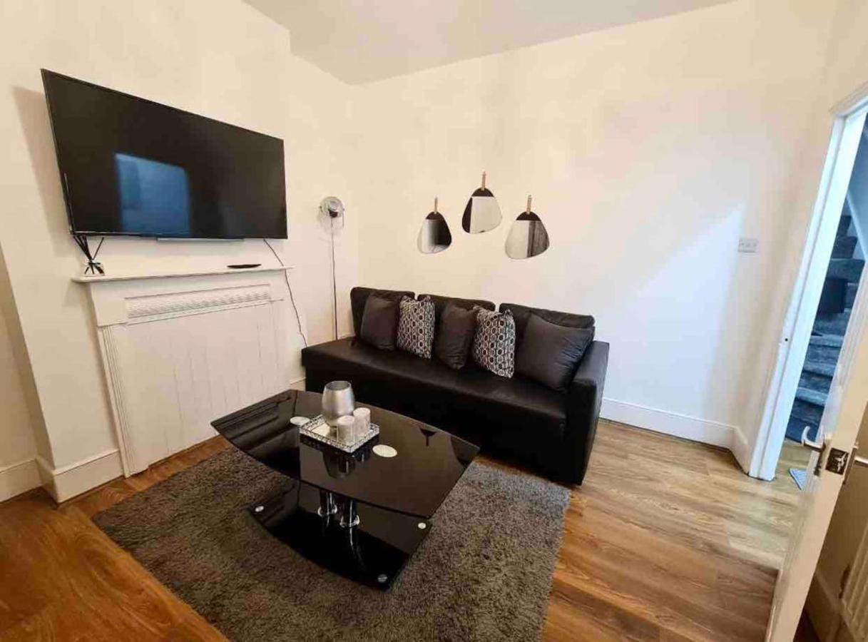 L A Place Croydon, London Villa Norwood Buitenkant foto