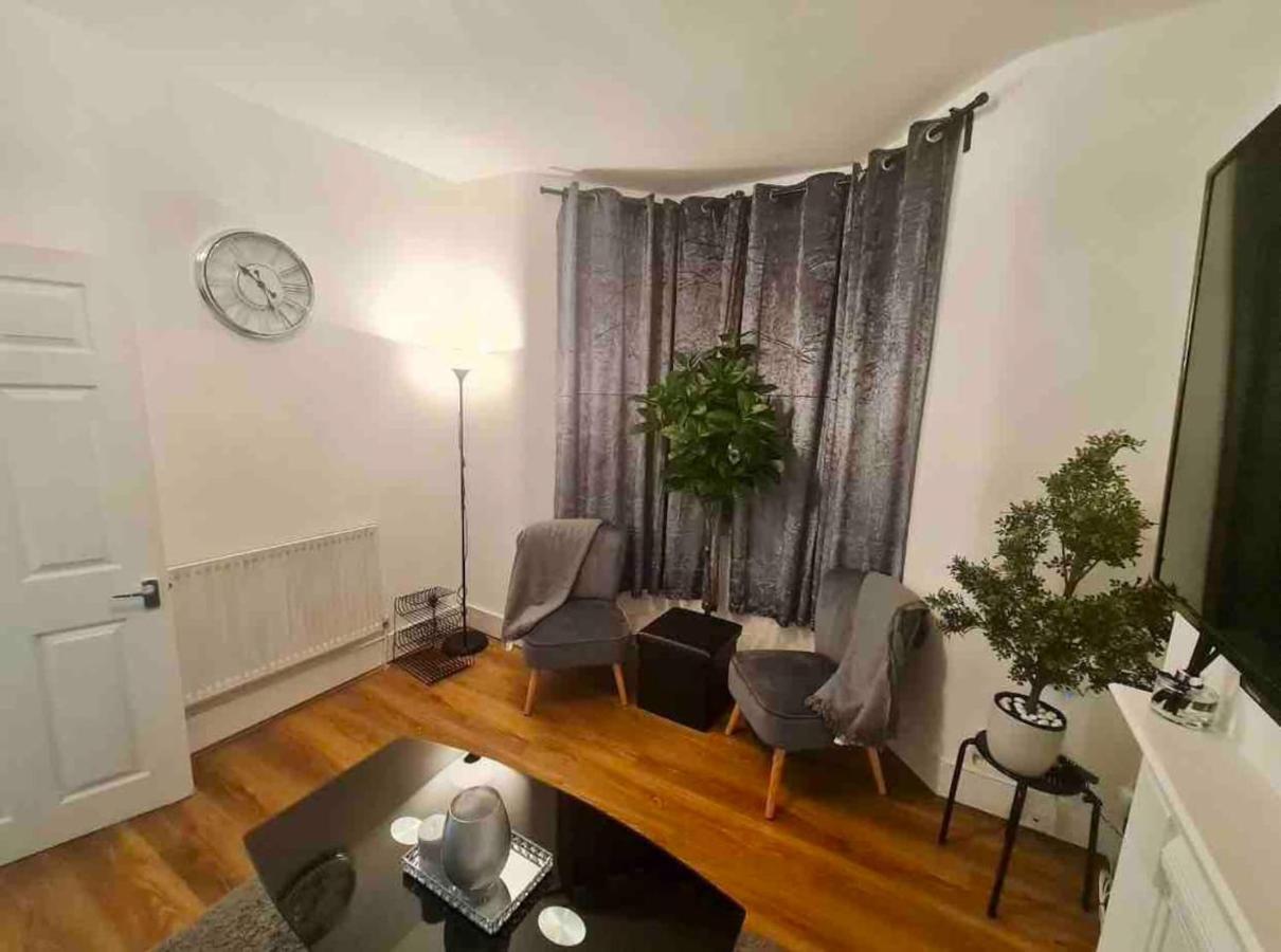 L A Place Croydon, London Villa Norwood Buitenkant foto