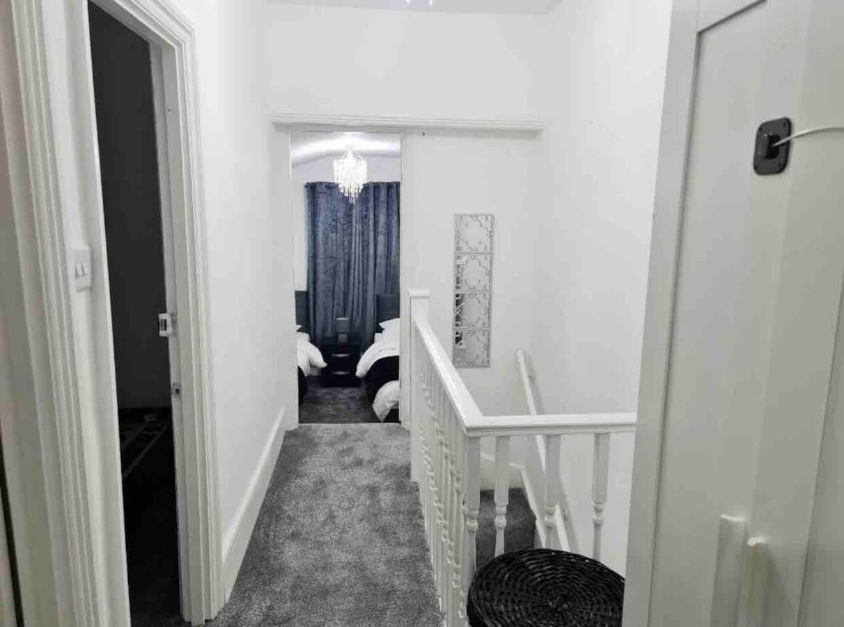 L A Place Croydon, London Villa Norwood Buitenkant foto